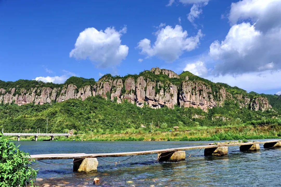 "十里铁甲龙"屹立村前,秀奇磅礴,如屏如画;始丰溪蜿蜓过村,宽缓清澈