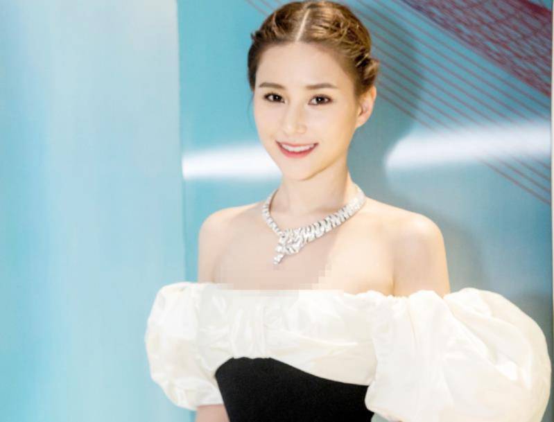 何超莲与窦骁度假晒美食比心秀恩爱她前男友自叹不懂女人心