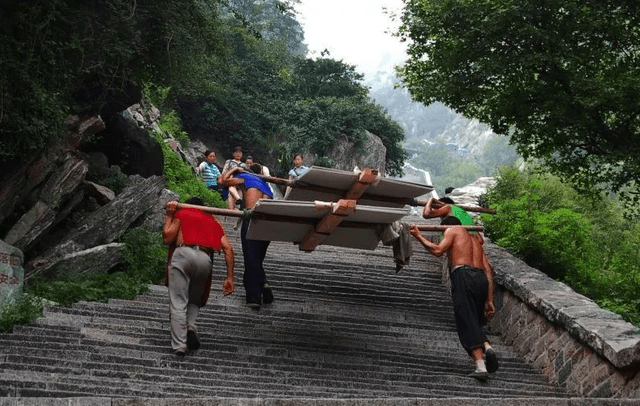 然而大家在登泰山之时,除了欣赏这里优美的风景,不知道有没有注意到