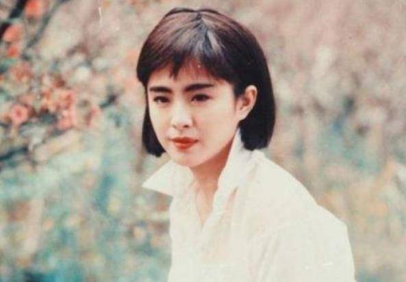 王祖贤小时候长这样朝天鼻小眼睛像小胖妞15岁后却仙气十足