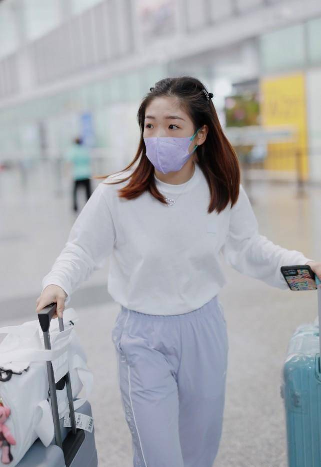 原创刘诗雯真是越来越懂时尚了穿着卫衣还懂得掖在裤子里挺显比例