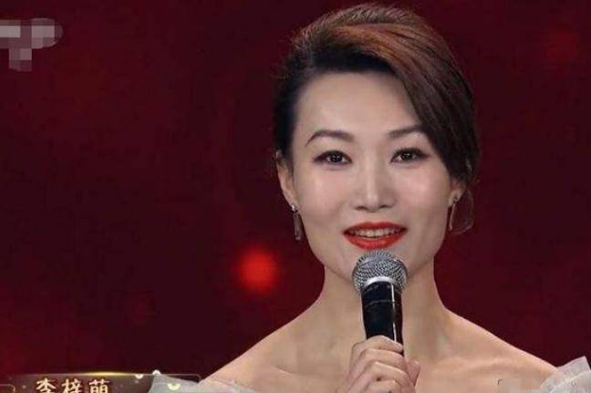 如今李梓萌已经43岁了,但却依旧单身未嫁,她将时间都奉献给了央视.