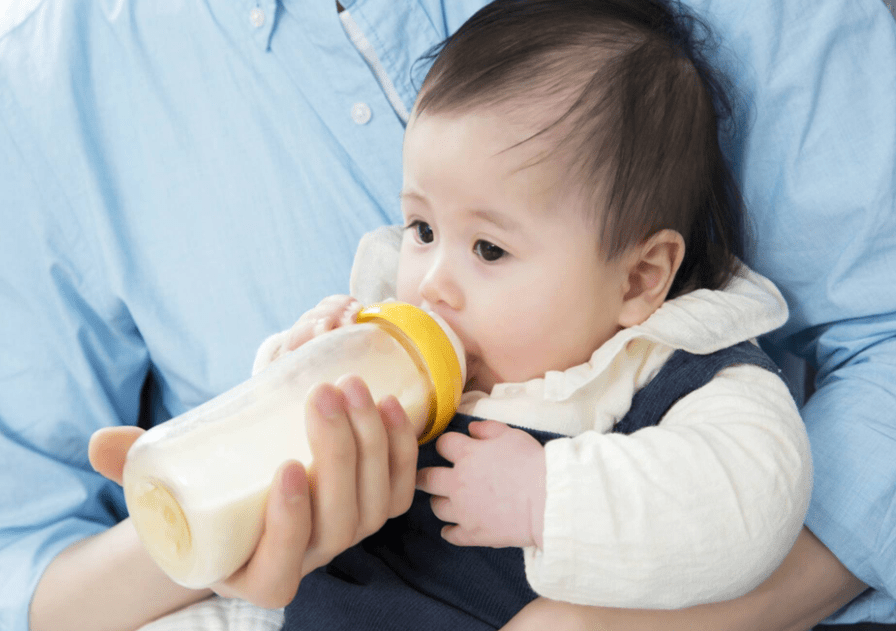 宝宝的奶瓶多久换一次？用＂过期奶瓶＂喂娃,奶粉再贵也白搭