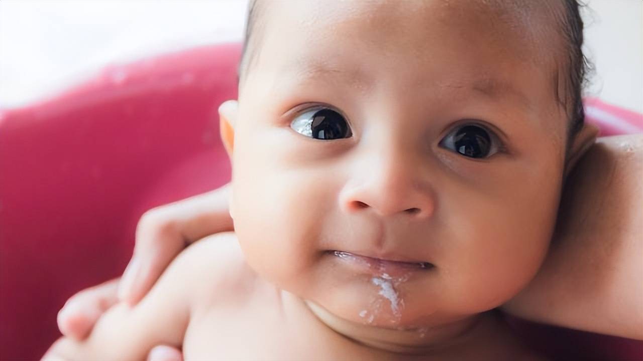 寶寶吃完就吐奶,寶媽別只會＂拍嗝＂,是時候學習些＂新技能＂了