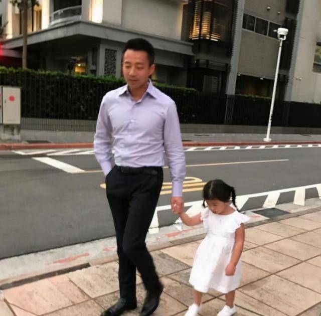 原创女儿奴汪小菲带女儿吃早餐豪华程度引热议网友有钱就是任性