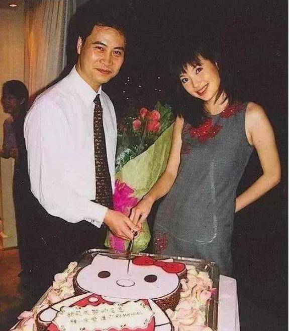 婚后的傅明宪比较态度了,还先后被人发现出入夜店,甚至与比自己小十