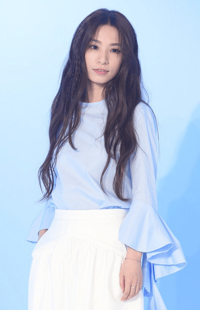 田馥甄hebe又烫大波浪卷发穿蓝色衬衫配白色半身裙温柔又优雅