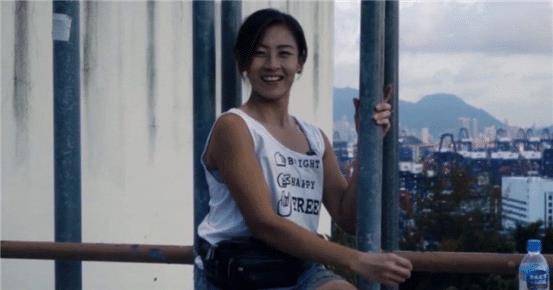 原创朱芊佩被称为香港最美搬运工被富二代看上后依旧在辛苦搬运