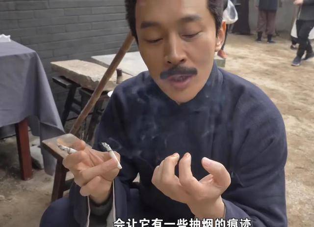 为了塑造逼真的鲁迅先生,不抽烟的他手拿多个香烟把自己的手指头给黄