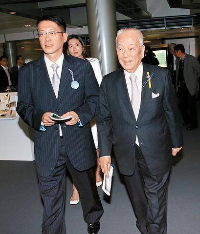 原创黎姿为何放弃许晋亨嫁给跛脚的马廷强看马廷强父亲的背景就知