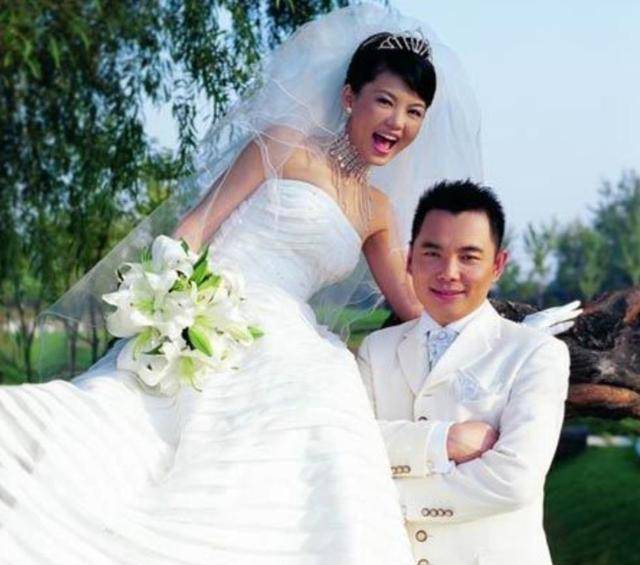 的珠宝,幸福得几度落泪……两人仅仅认识33天,便高调宣布结婚的消息