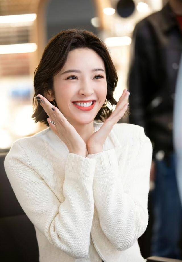 唐艺昕好有少女感短发针织衫西服甜美动人怼脸拍美得惊艳