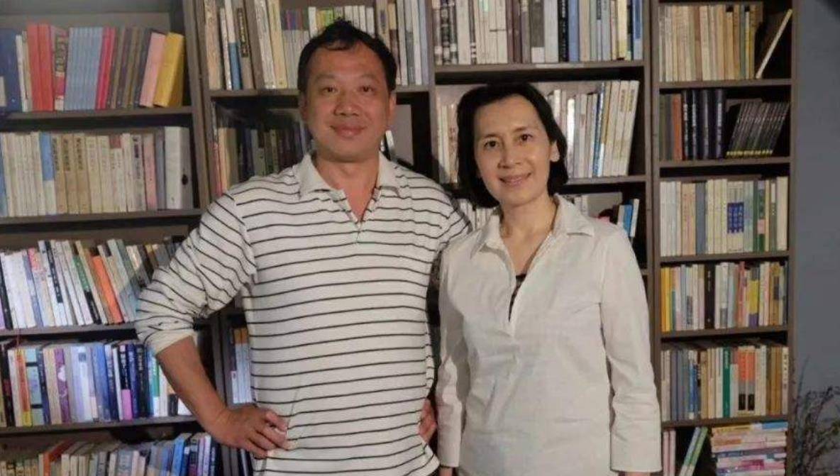 钟情于拍戏,而他的前任老公却追求的是安稳的生活,希望肖雄能够做个
