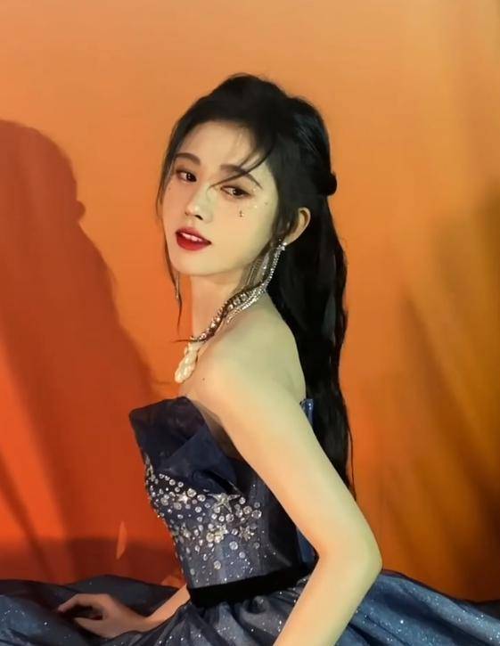 为了证明高颜值,鞠婧祎面朝强光怼脸拍,灯光将她