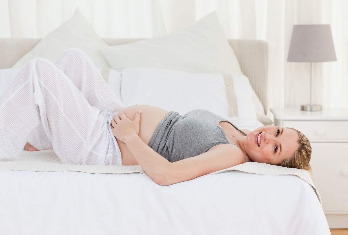 孕期各个阶段,孕妇睡眠姿势各有不同,睡姿选错了,对胎儿很不利