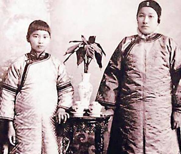 二女儿是宋庆龄,因为宋霭龄的介绍成为孙中山的秘书.