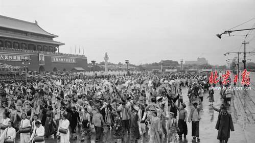 1956年国庆阅兵赶上了大雨.