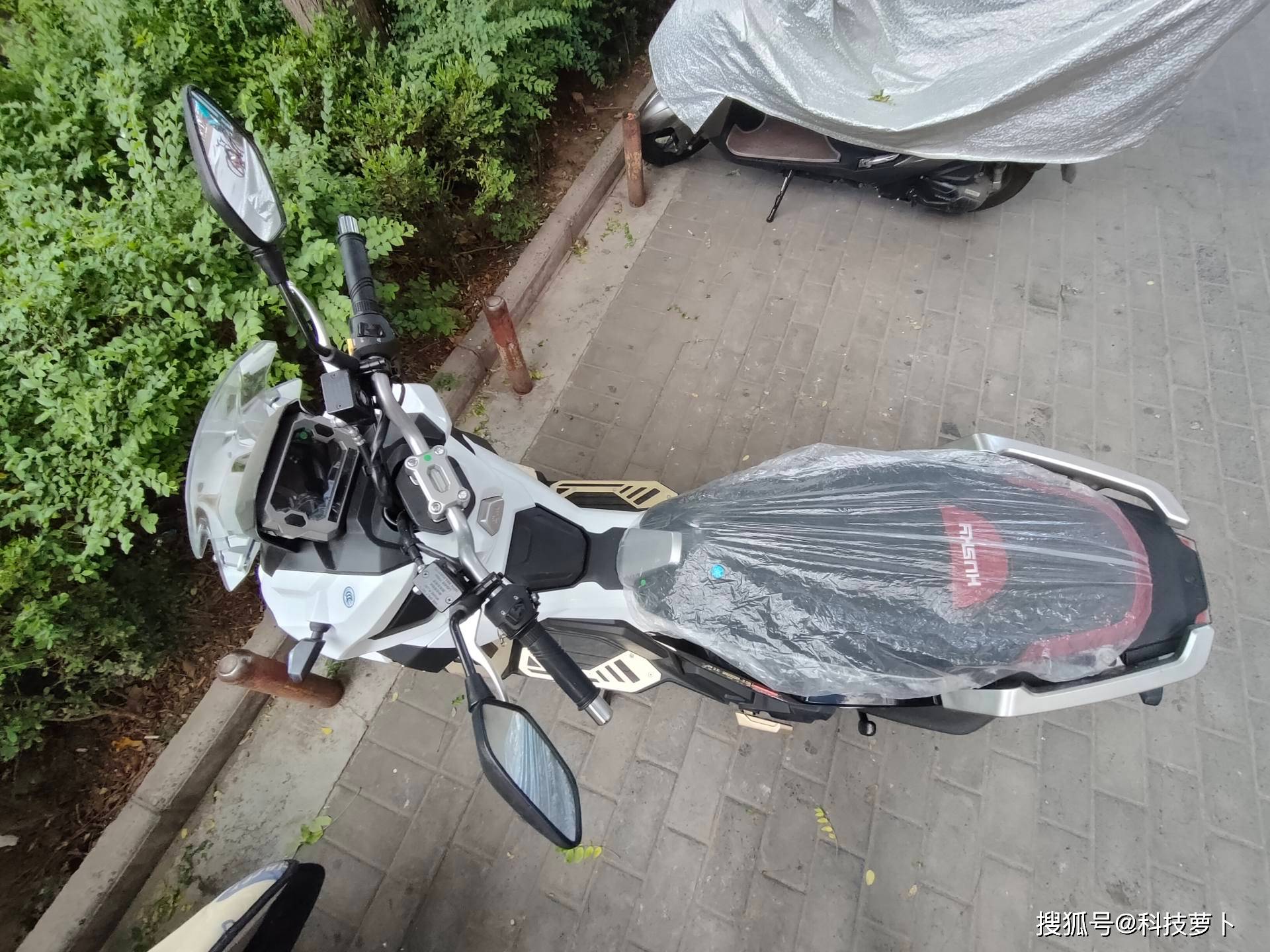 600km续航,静态体验三阳哈士奇adv,2.38万贵不贵?_搜狐汽车_搜狐网