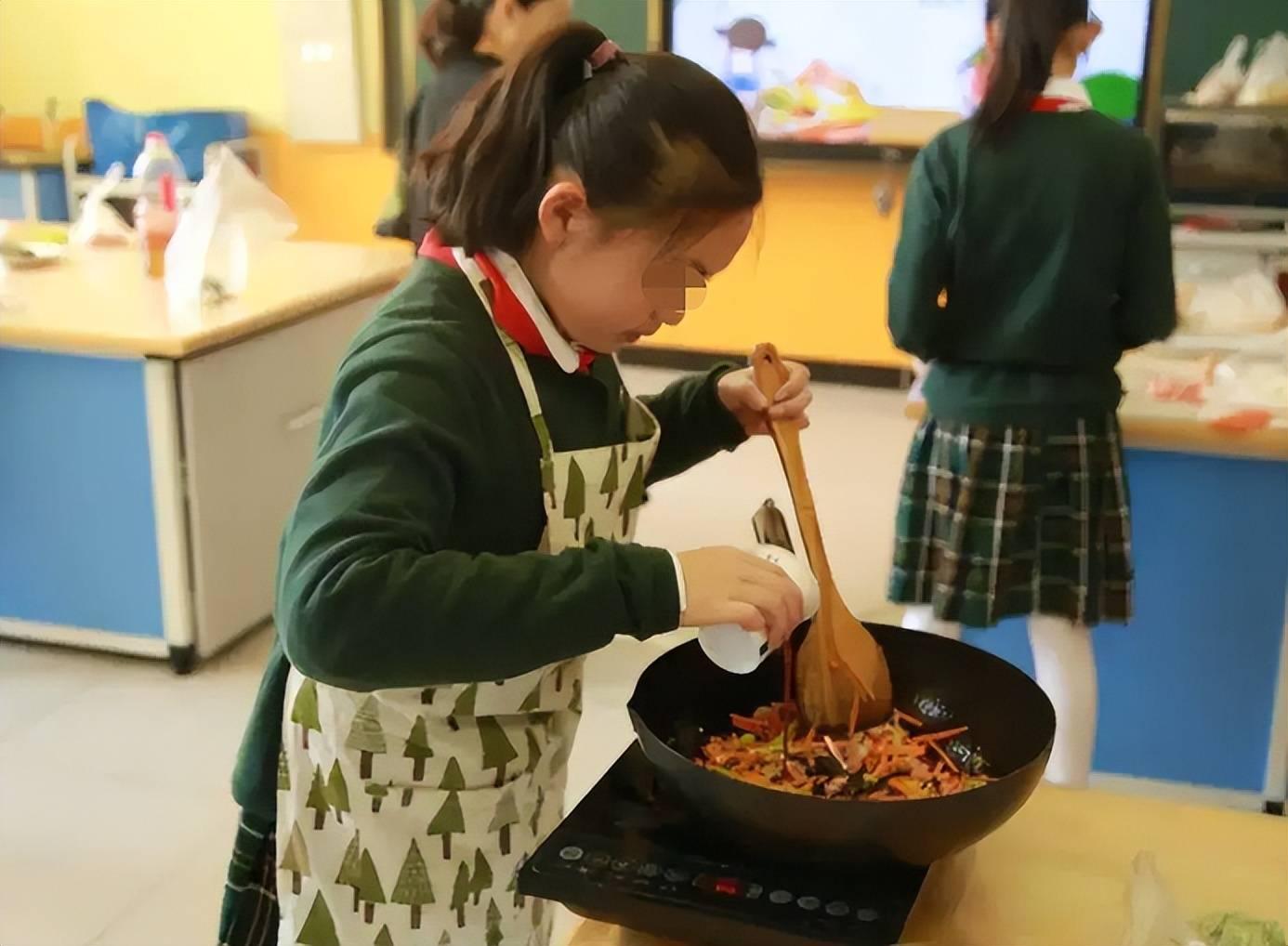 中小学生要学习＂煮饭＂？劳动课即将回归,部分家长偷着乐