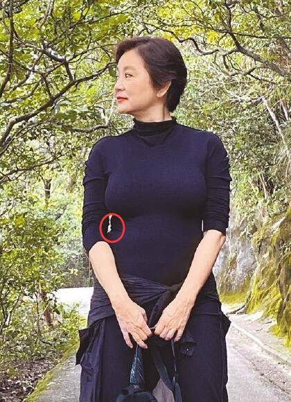 66岁林青霞近照清爽干练神采奕奕不过细节还是暴露了年龄