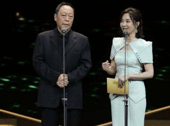 47岁演"奴才"成名,低调娶倪萍妹妹恩爱30年,如今60岁大红大紫_倪炜