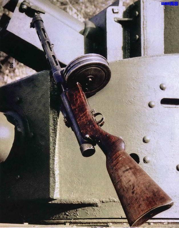 1931年,拉蒂在m26冲锋枪基础设计的改进型,在芬兰的蒂卡科斯基兵工厂