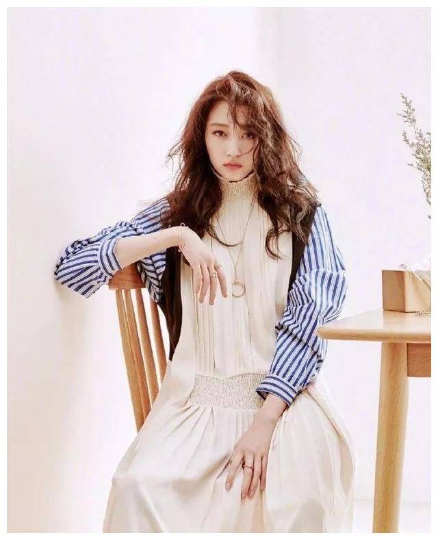 关晓彤蓬松羊毛卷发型搭配甜美服饰,演绎2020年少女感
