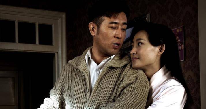 和伟身边两个"绝美"女人,一个爱他29年,一个让他