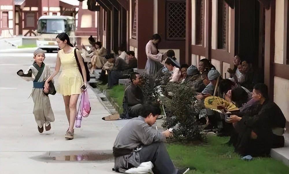 蒙继阳在电影厂附近找了一家最便宜的地下室旅店住下,每天怀里揣着几