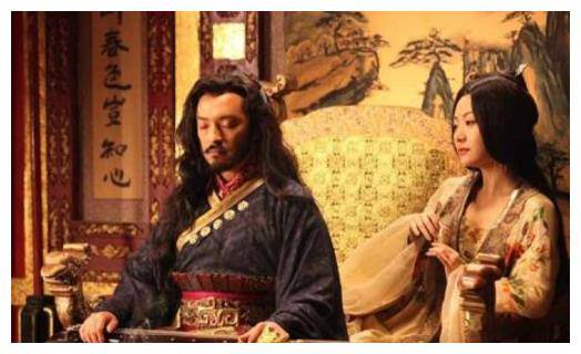 萧皇后父亲是西梁孝明帝萧峯,曾祖父是梁朝昭明太子萧统,家庭显赫.