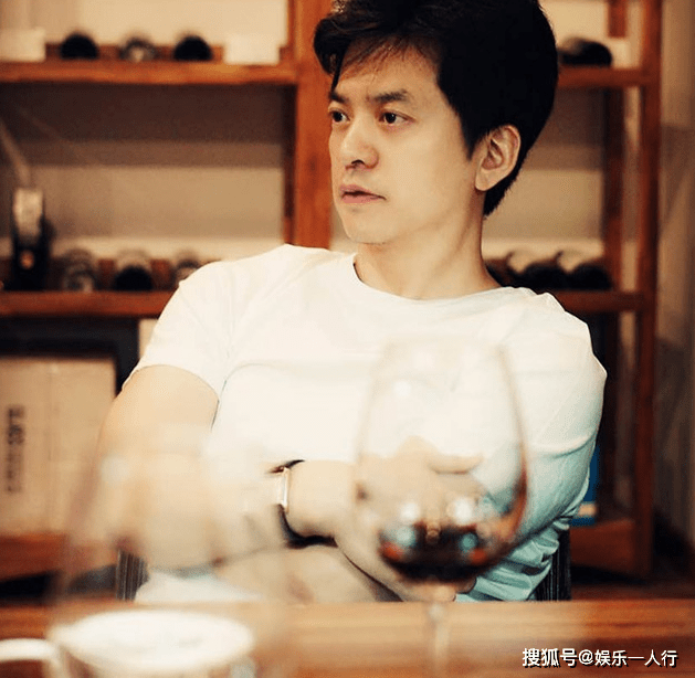 相信大家都知道李健已经是有家庭的人了,而且他的妻子孟小蓓可是清华