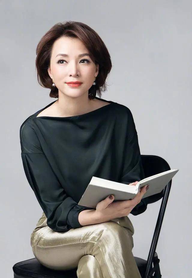 董卿年轻的时候有多美这六张照片告诉你美若天仙