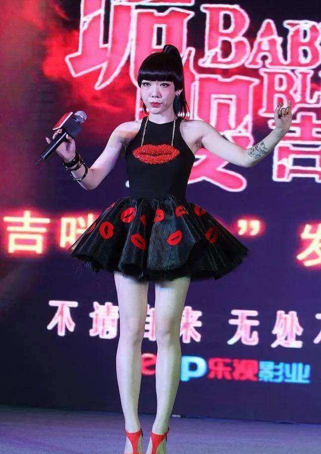 也曾因为造型吓哭小孩,对此新闻,相关地铁人员也出来解释,吴莫愁的