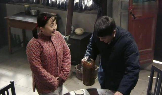 许大茂总抢傻柱"老婆",结果傻柱和他的前妻在一起,了