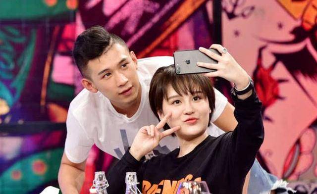 赵本山女儿戴镶钻手表抢镜,频秀恩爱,男朋友的身份被