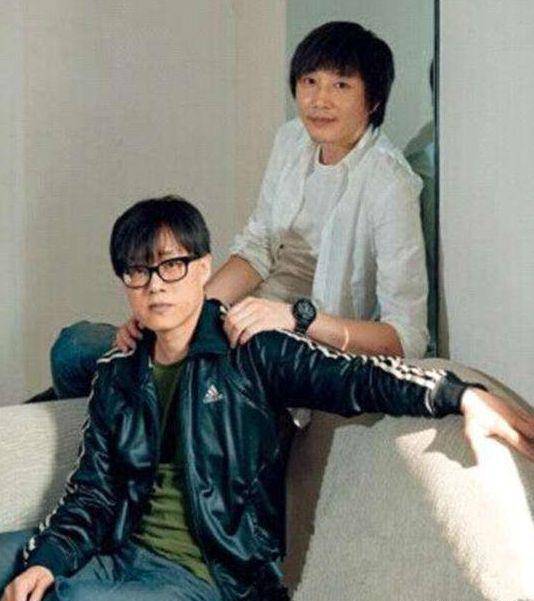 不少歌迷笃定王菲可以没有爱情,但不能没有林夕和张亚东.