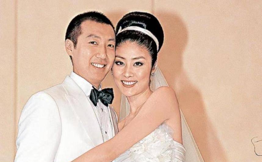 恋爱16年后,陈慧琳和刘建浩走入了婚姻的殿堂,婚后还生了两个孩子