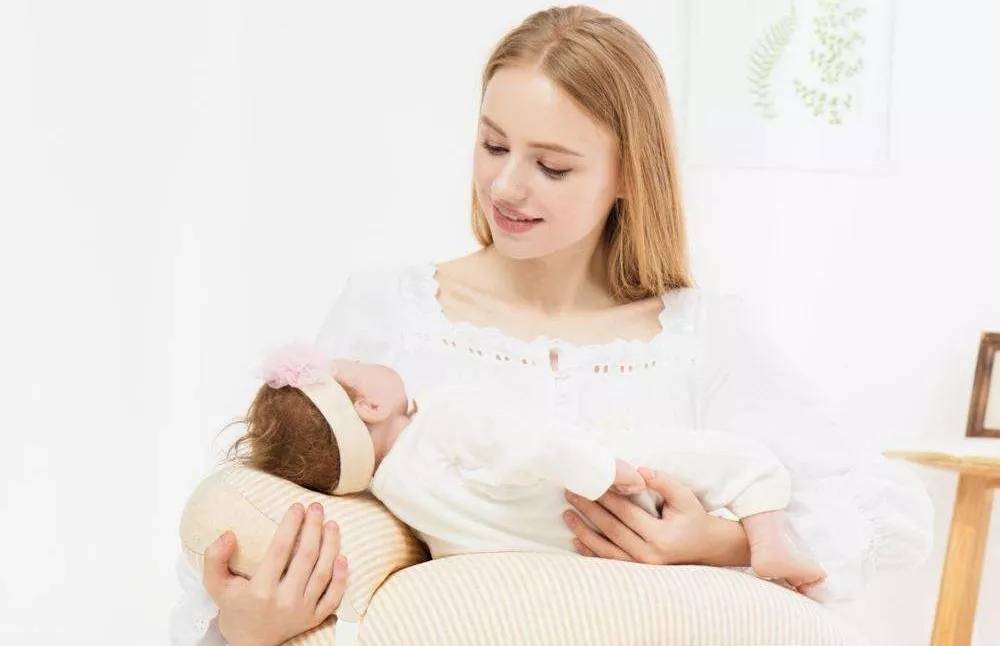 为啥有些新生儿吐奶那么频繁？和护理方式有关,很多宝妈都做反了