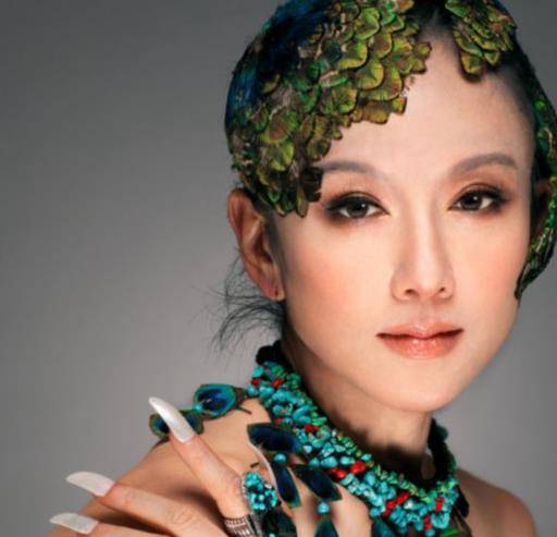 她为美取掉肋骨,20年没独自洗过澡,60岁却拥有20岁女孩的身材_杨丽萍