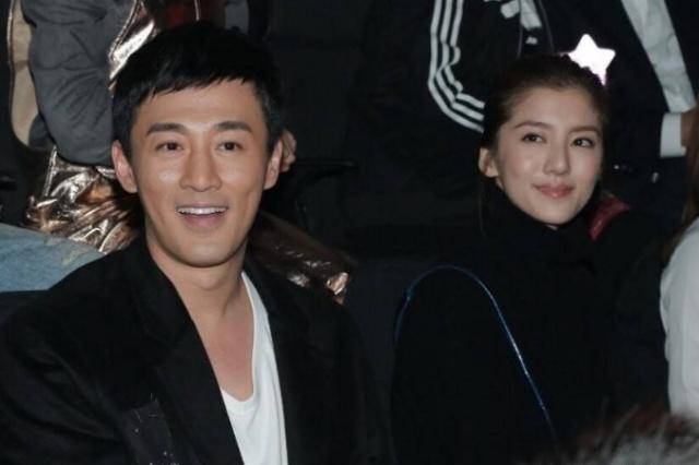 林峯的绯闻女友名单可以列一份长表格,其中包括李彩桦,钟嘉欣,叶璇