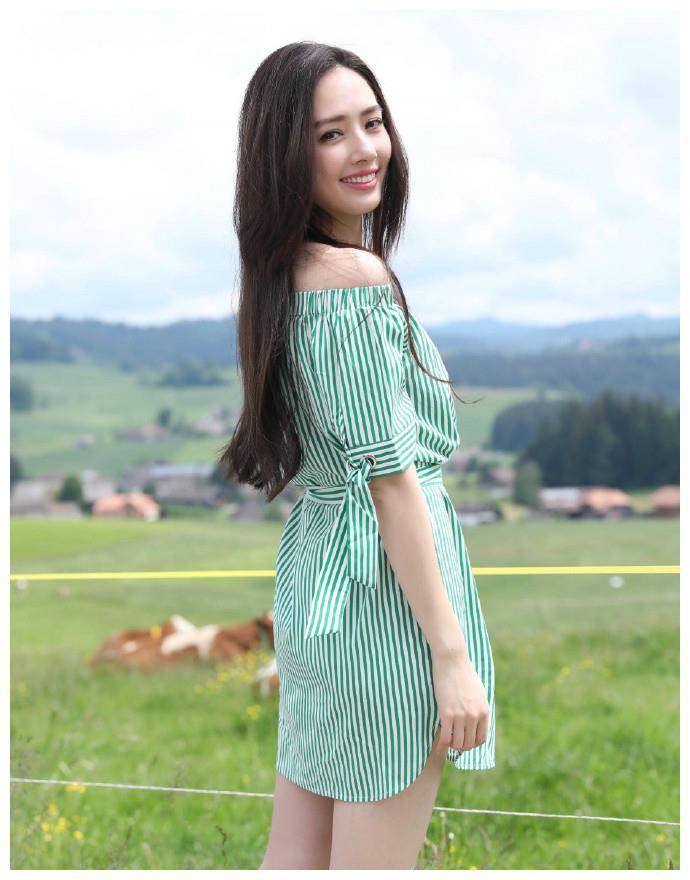 原创郭碧婷回眸惊艳了长发飘飘配连衣裙端庄温婉难怪老公宠婆婆疼