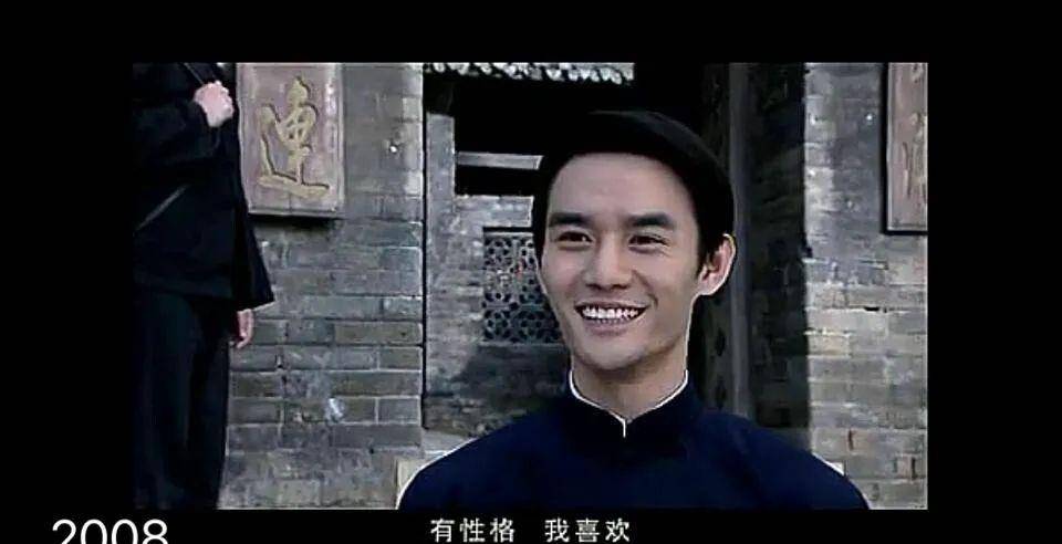 围屋里的桃花》中的许一霖,高挑清瘦,将头发梳起后更显文清气质,王凯