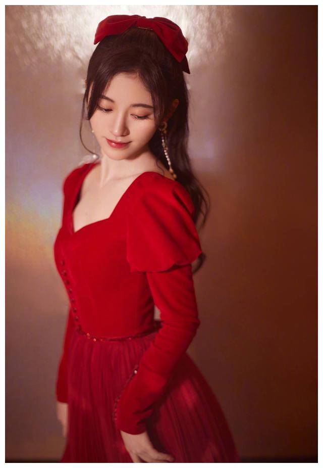 原创鞠婧祎美出新高度穿红色连衣裙气质优雅不愧是人间仙女