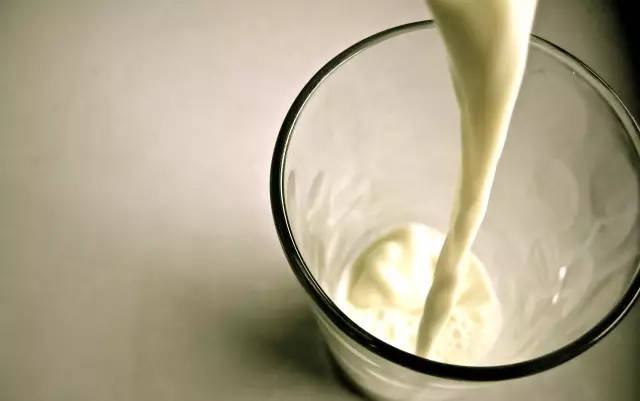牛奶虽有益,但喝奶也有讲究,别这么给孩子喝,进补不成反伤身