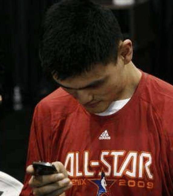 nba巨人手掌多夸张姚明玩手机像看表奥尼尔吃鸡腿像剔牙
