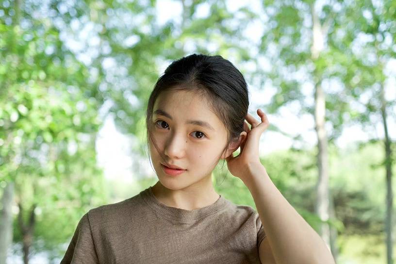 她的团队也对外宣传刘浩存是2000年出生的00花,但