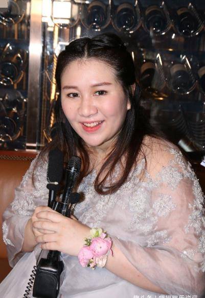 原创何超盈与21岁未婚夫逛街商场亲吻甜蜜幸福超盈7月孕肚变小