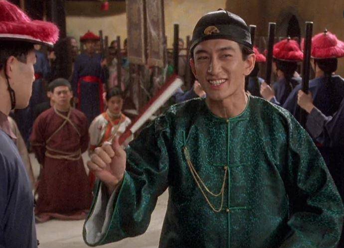 我们认识吴启华最主要的就是九品芝麻官了,里边的方唐镜,即遭人恨,又