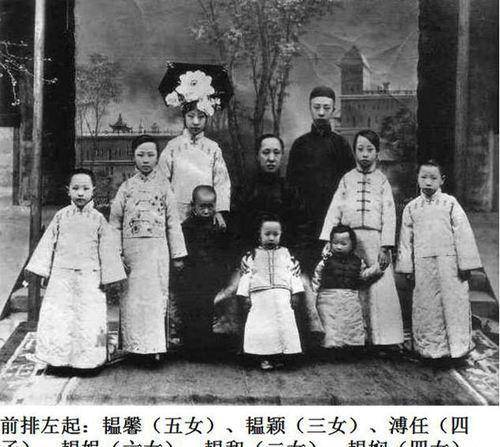 四女韫娴韫娴生于1914年,她是溥仪同父异母的妹妹,生母是载沣的侧福晋