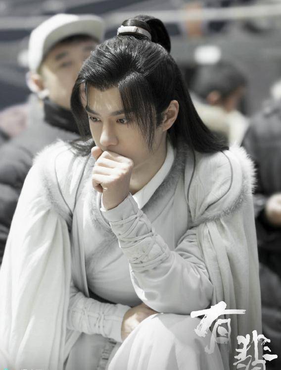 王一博在《有翡》中的白衣造型也是少年感十足,让人十分期待有翡的